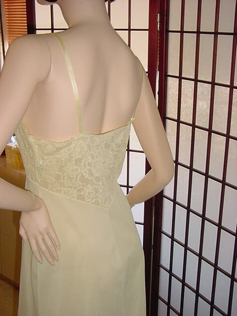 Excellent Vintage 1960s Vanity Fair full slip size 34 S